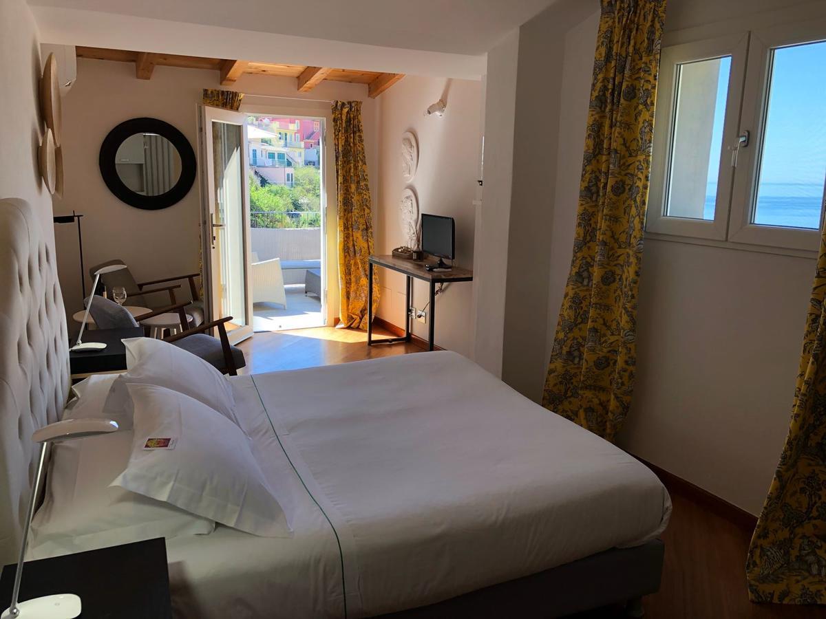La Torretta Lodge Манарола Экстерьер фото